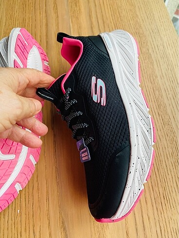 37,5 Beden skechers spor ayakkabısı