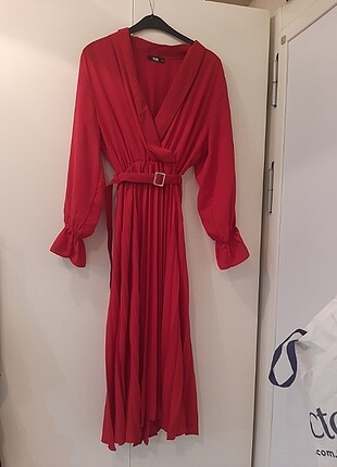 Kırmızı krep pileli elbise