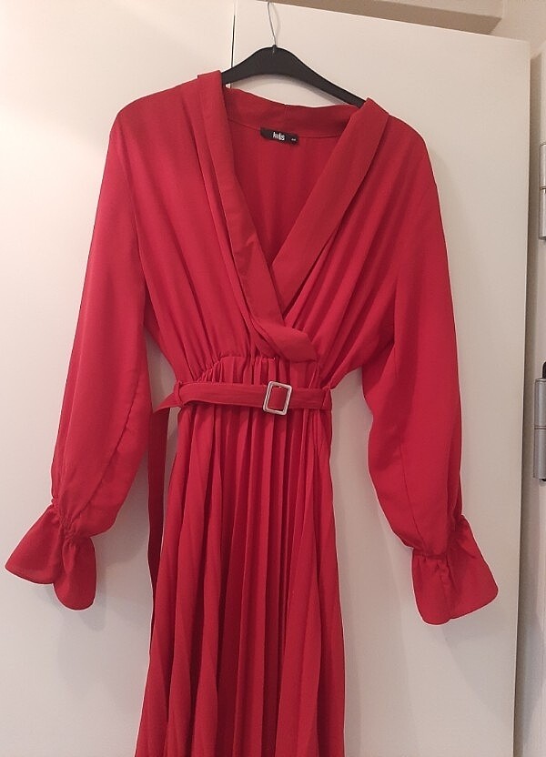 Kırmızı krep pileli elbise - Görsel 2