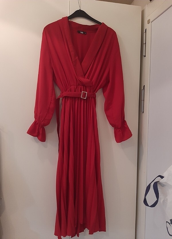 Kırmızı krep pileli elbise - Görsel 5