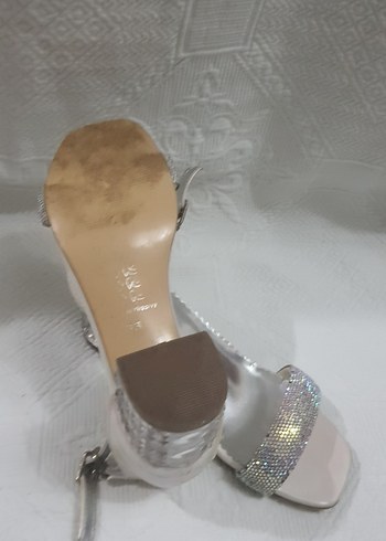 Beyaz Parlak Bantlı Blok Topuklu Kız Çocuk Ayakkabı - Görsel 3