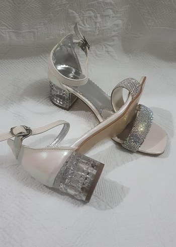 Beyaz Parlak Bantlı Blok Topuklu Kız Çocuk Ayakkabı - Görsel 2