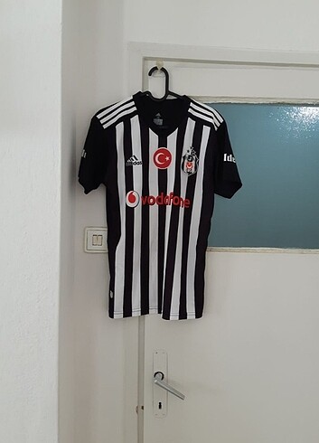 Beşiktaş kartal yuvası çubuklu forma