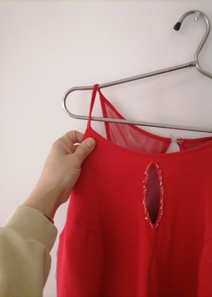 kırmızı tül vr boncuk işlemeli elbise - Görsel 2