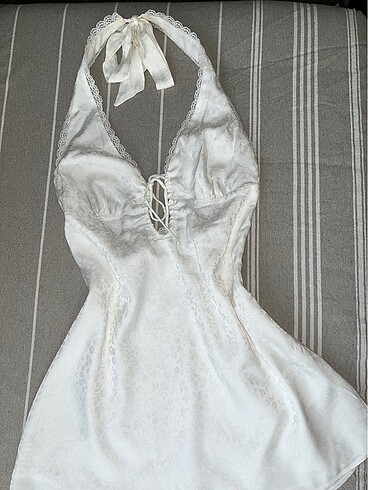 beyaz mini saten elbise