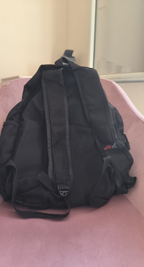 Tokalı Siyah Minimalist Sırt Çantası - Görsel 2