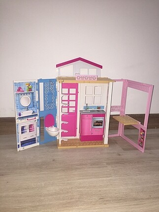BARBİE EVİ