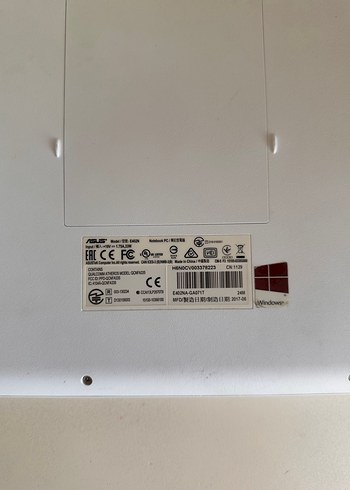 Beyaz Asus Laptop - Görsel 3