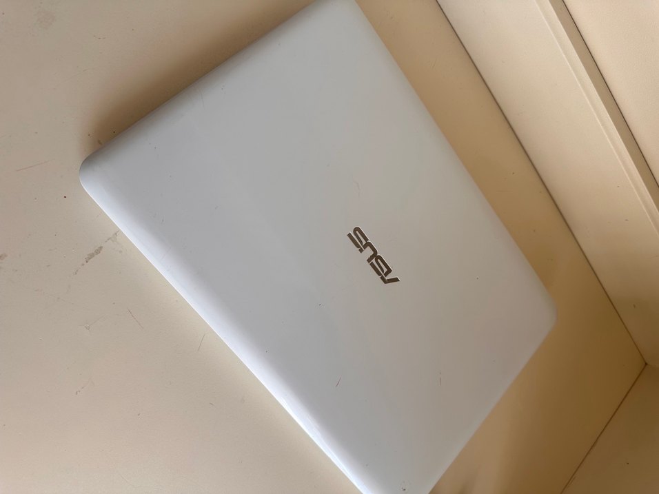 Beyaz Asus Laptop - Görsel 4