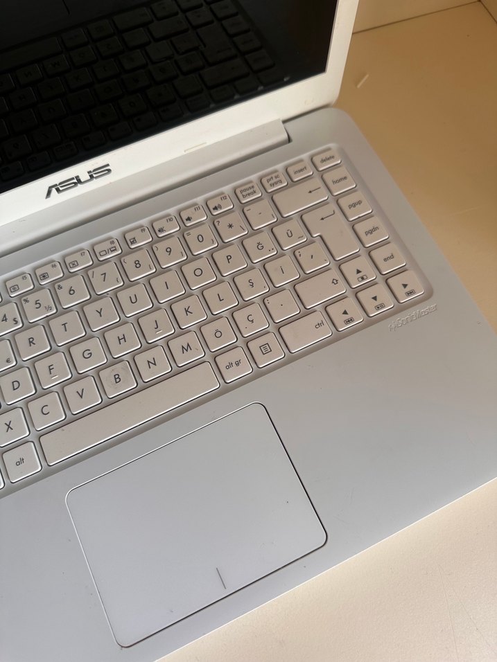 Beyaz Asus Laptop - Görsel 2