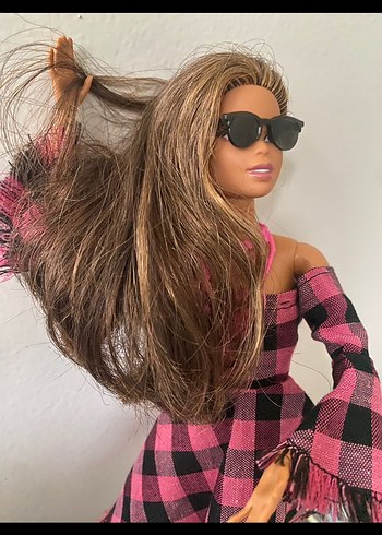 Parlak Pembe Elbiseli Bebek - Görsel 3