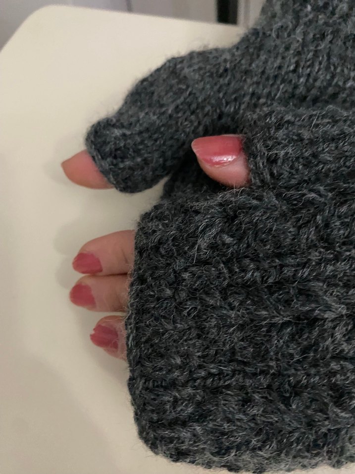 Gri Örgü Parmaksız Kadın Eldiveni - Görsel 2