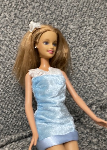 Barbie Gri zeminde mavi elbiseli oyuncak bebek