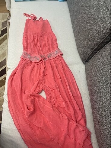 Zara Bayan yazlık tulum Zara değildir??