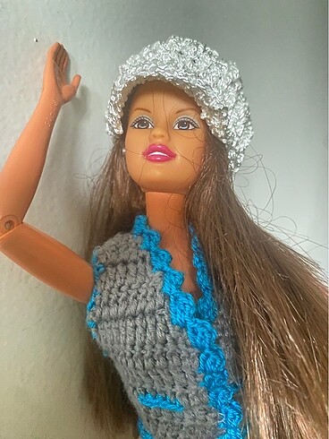 Barbie bebek için yapılmış kasket ve yelek satıştadır