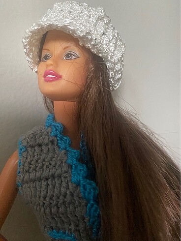 Beden Barbie bebek için yapılmış kasket ve yelek satıştadır