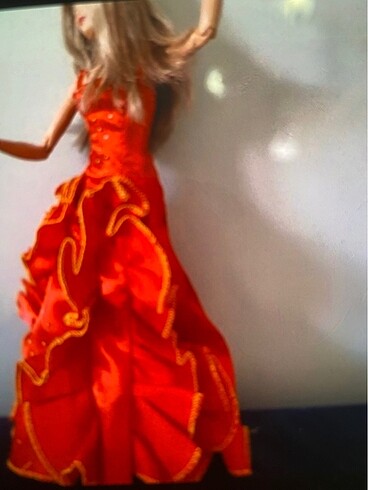 Barbie Barbie elbisesi satışta bebek dahil değildir ????