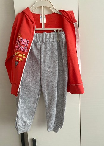 Kız Bebek Kırmızı Kapüşonlu Fermuarlı Takım - Görsel 2