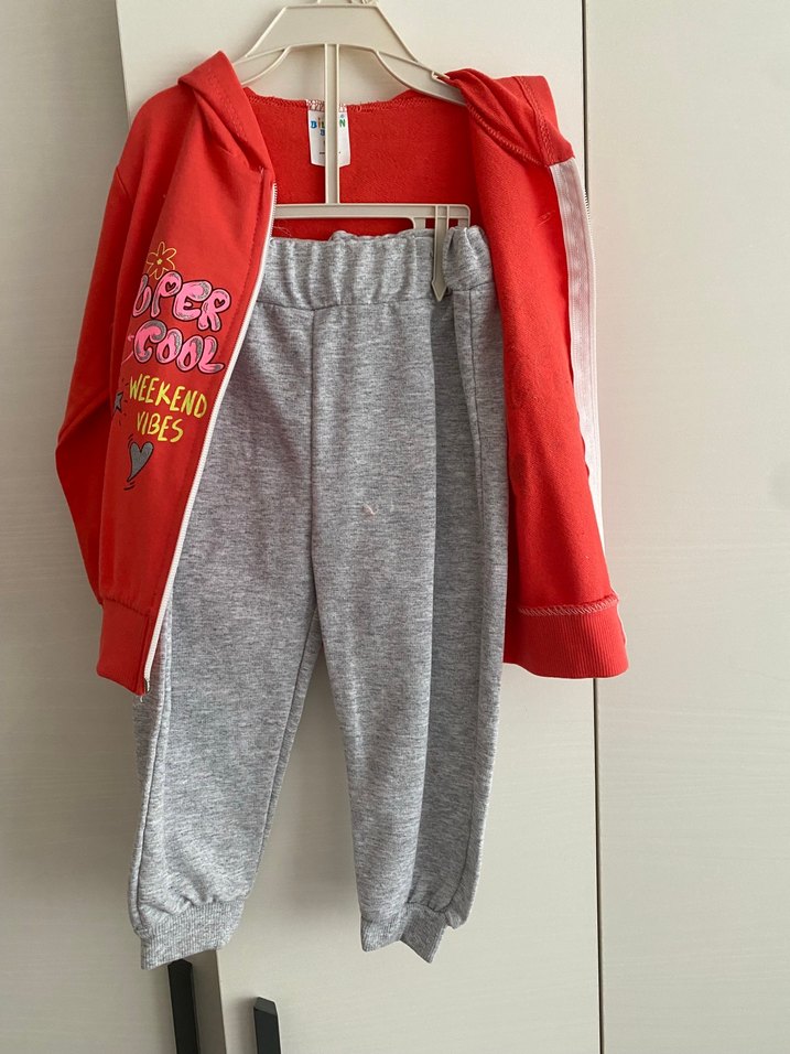 Kız Bebek Kırmızı Kapüşonlu Fermuarlı Takım - Görsel 2