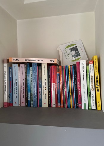 Elimdeki tüm kitaplar roman psikoloji İngilizce motivasyon