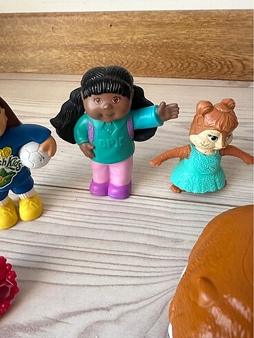 Dört oyuncak ve bir barbie yüzük alvin ve sincaplar