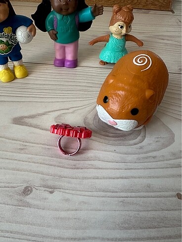 Beden Dört oyuncak ve bir barbie yüzük alvin ve sincaplar