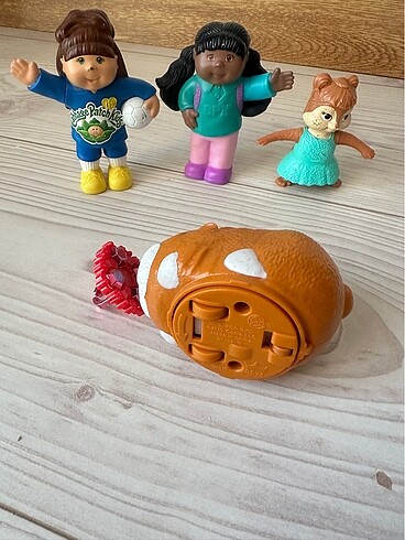 Beden Renk Dört oyuncak ve bir barbie yüzük alvin ve sincaplar