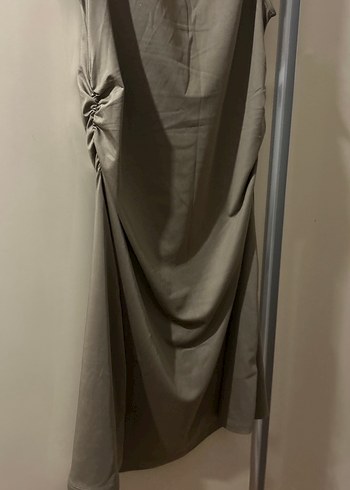 Parlak kumaş drapeli elbise - Görsel 4