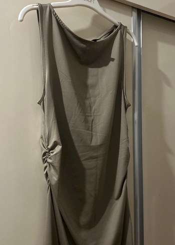 Parlak kumaş drapeli elbise - Görsel 5