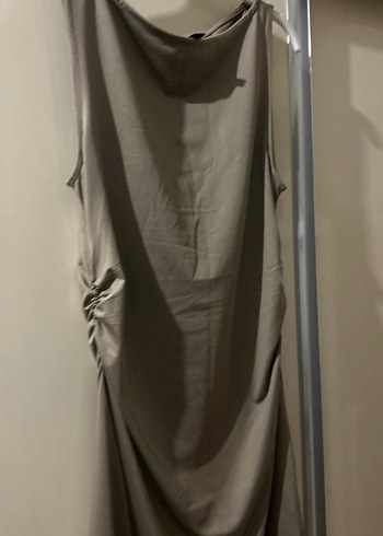 Parlak kumaş drapeli elbise - Görsel 3