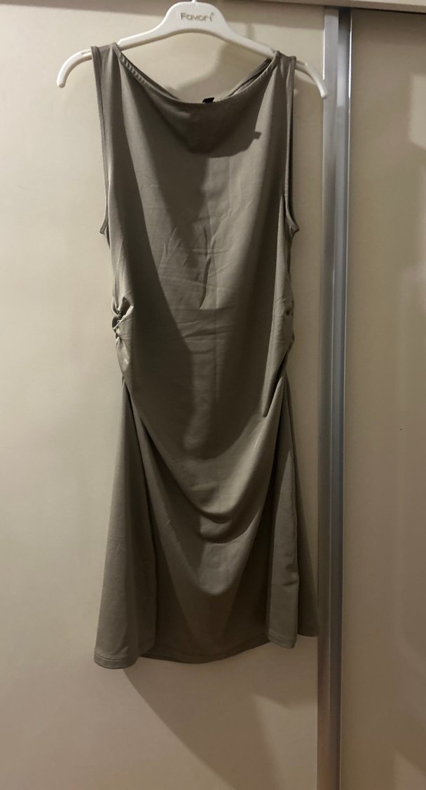 Parlak kumaş drapeli elbise - Görsel 2