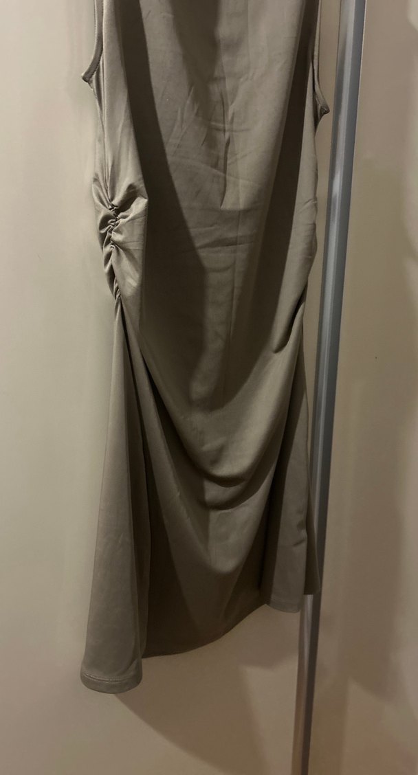 Parlak kumaş drapeli elbise - Görsel 4