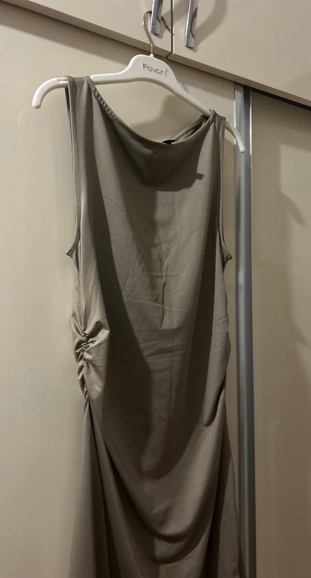 Parlak kumaş drapeli elbise - Görsel 5