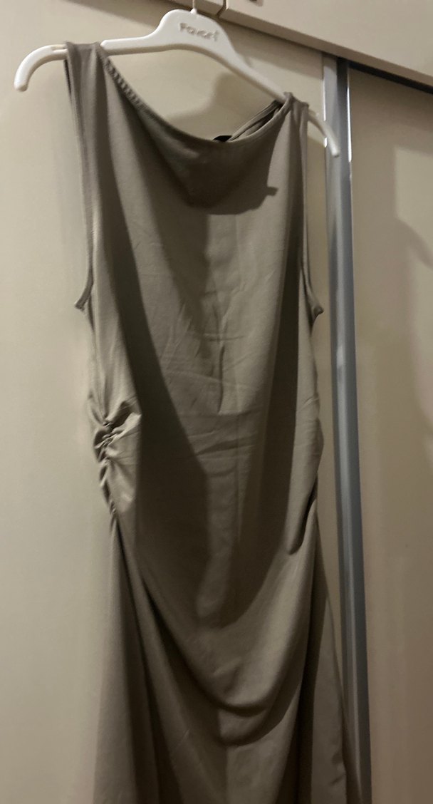 Parlak kumaş drapeli elbise - Görsel 3