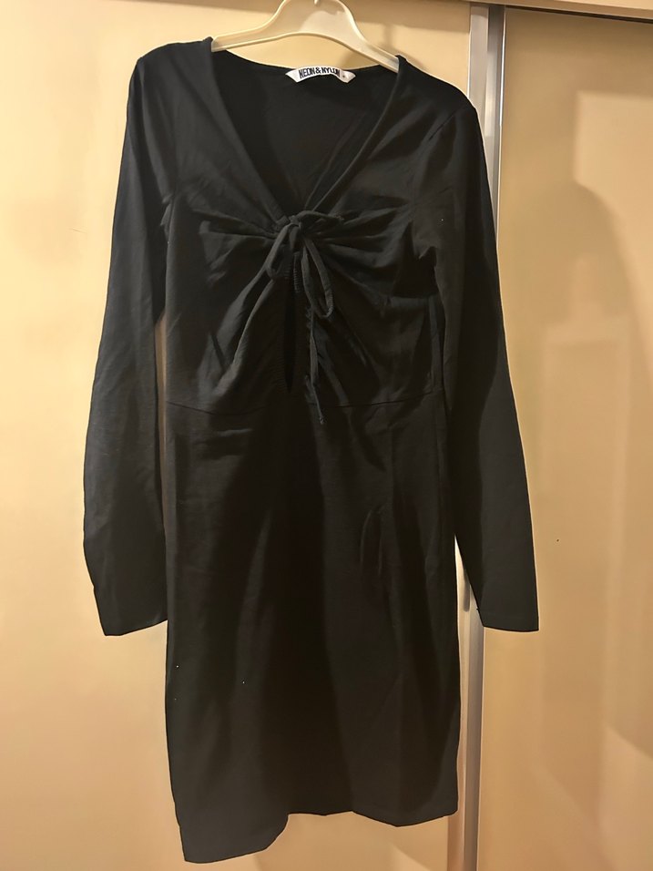 Siyah diz üstü dekolteli elbise - Görsel 3