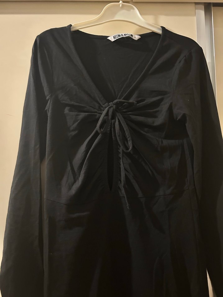 Siyah diz üstü dekolteli elbise - Görsel 4