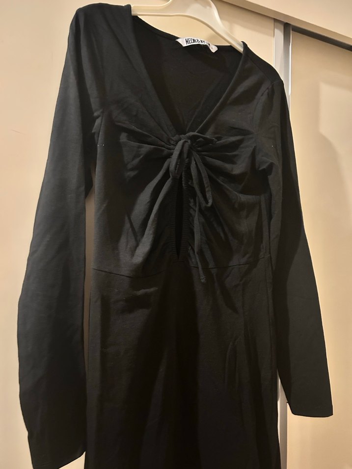 Siyah diz üstü dekolteli elbise - Görsel 2