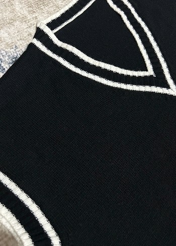 V Yaka Siyah Örgü Kadın Süveter - Görsel 3