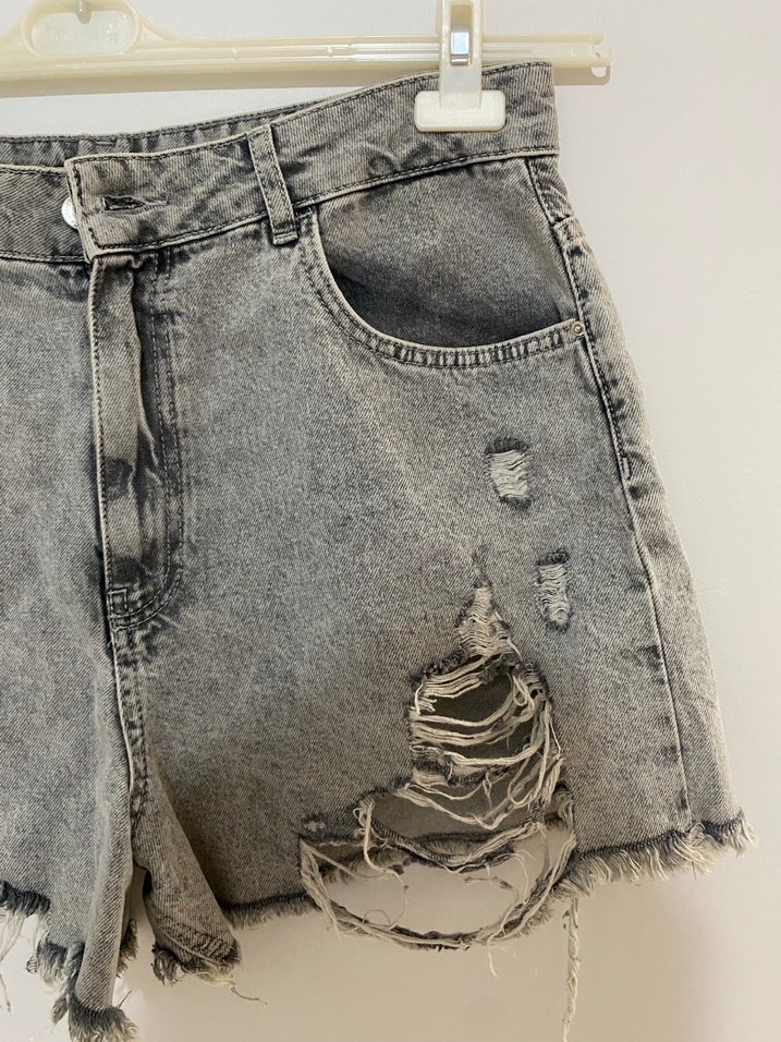 Gri Yırtık Mini Kot Şort - Görsel 3