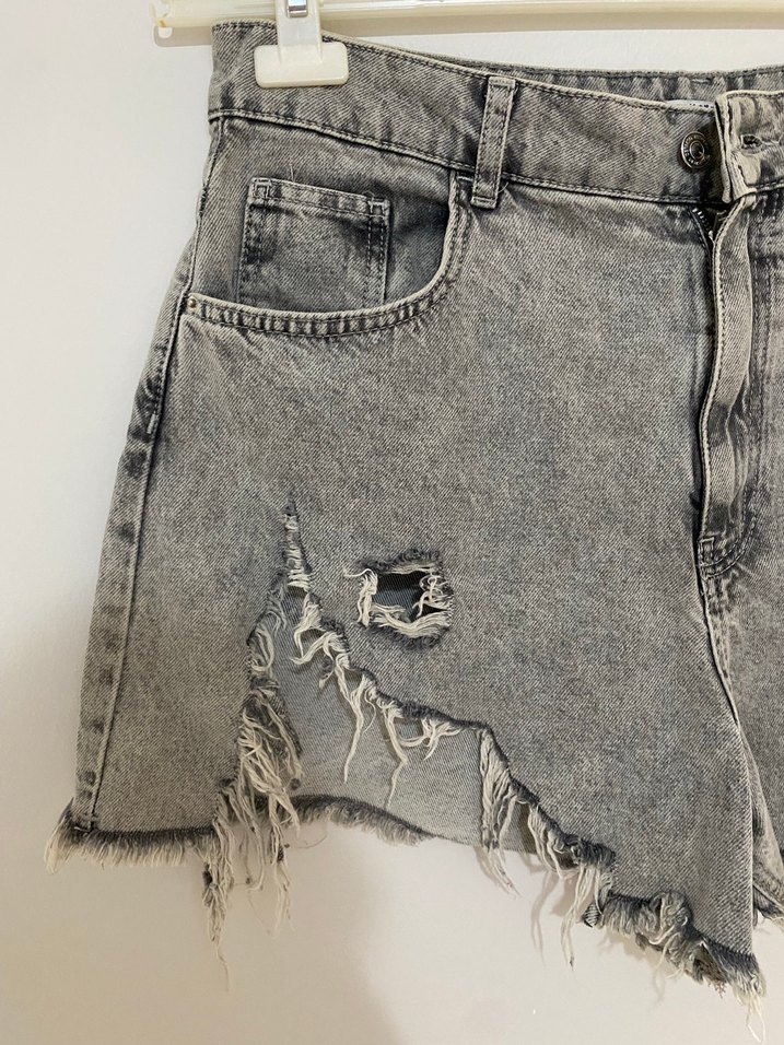 Gri Yırtık Mini Kot Şort - Görsel 2