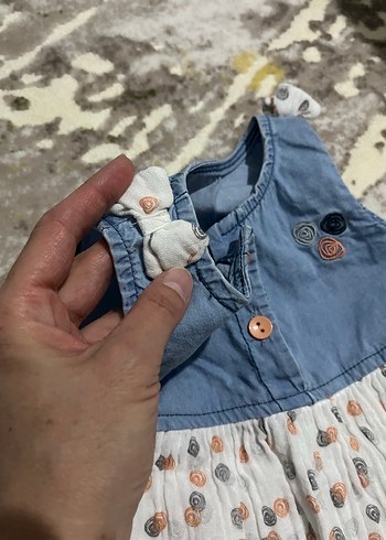 6-9 Ay Beden gri Renk Kız Bebek Kot Üstü Düğmeli Elbise