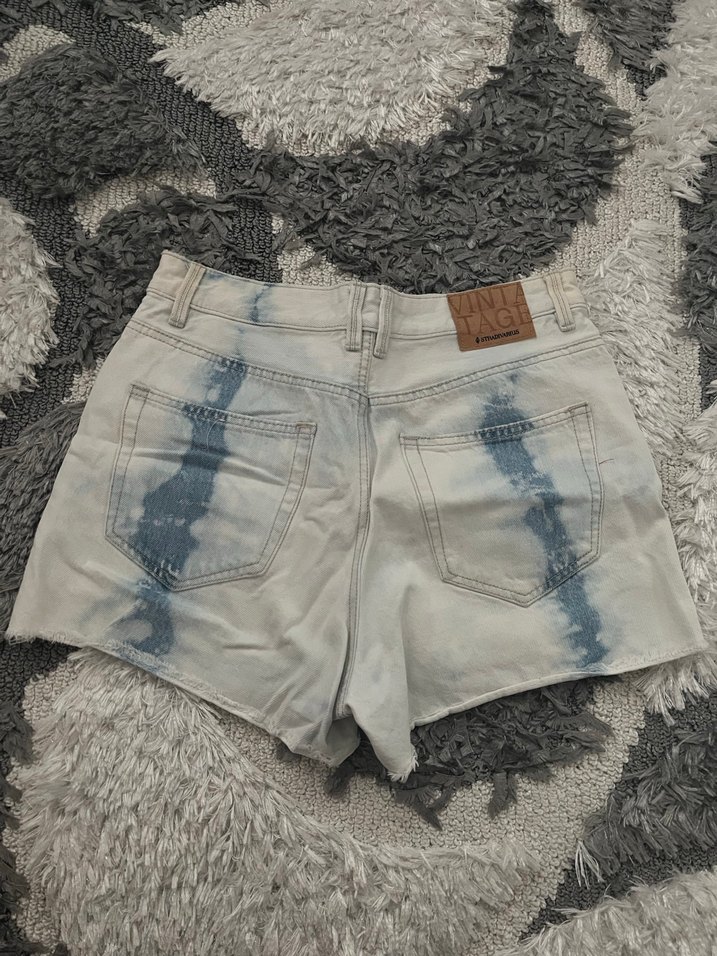 Stradivarius Batik Desenli Denim Mini Şort - Görsel 3
