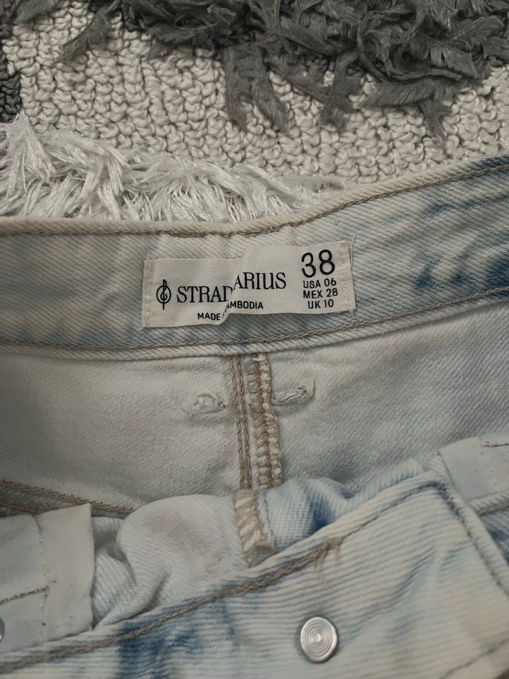 Stradivarius Batik Desenli Denim Mini Şort - Görsel 4