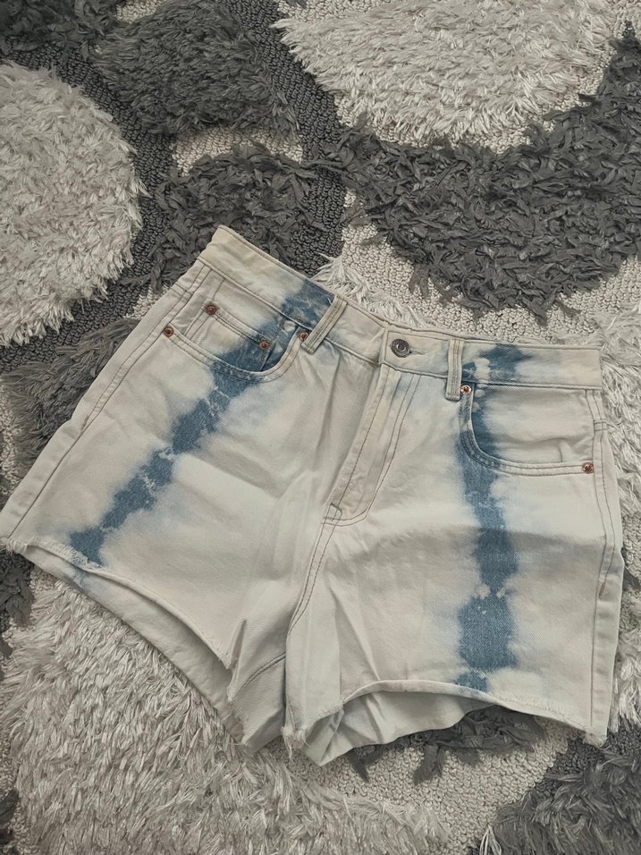 Stradivarius Batik Desenli Denim Mini Şort - Görsel 2