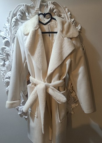 Beyaz Uzun Kadın Kaban, Kürklü Detaylı - Görsel 2