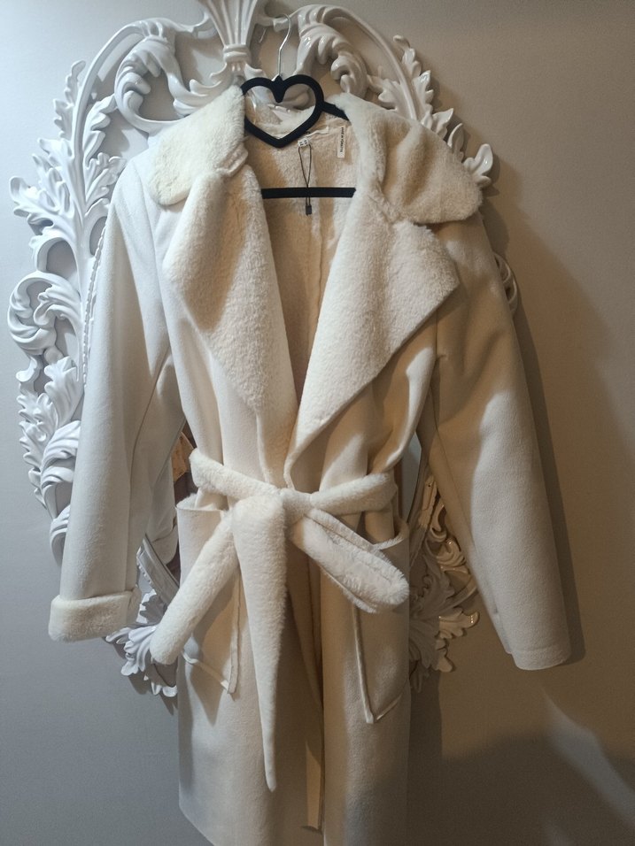Beyaz Uzun Kadın Kaban, Kürklü Detaylı - Görsel 2