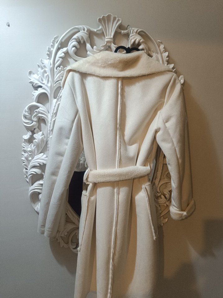 Beyaz Uzun Kadın Kaban, Kürklü Detaylı - Görsel 4