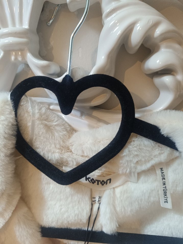 Beyaz Uzun Kadın Kaban, Kürklü Detaylı - Görsel 3