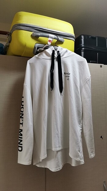 Beyaz kapşonlu sweat