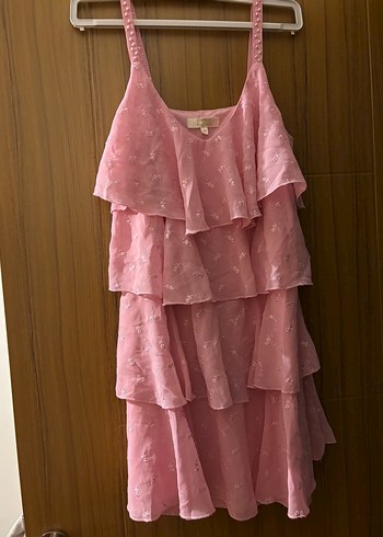 Pembe Nakışlı Fırfırlı Askılı Elbise